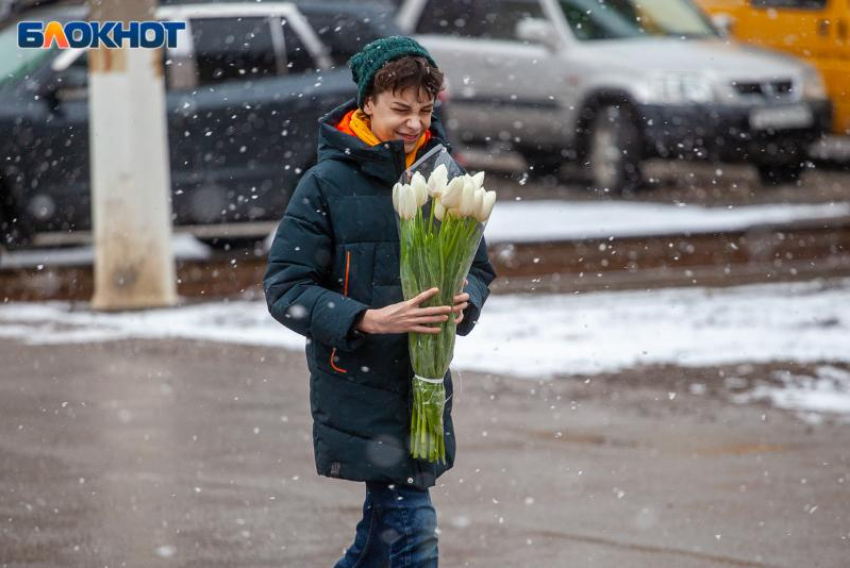 8 марта под дождем и с сильным ветром проведут жители Волжского
