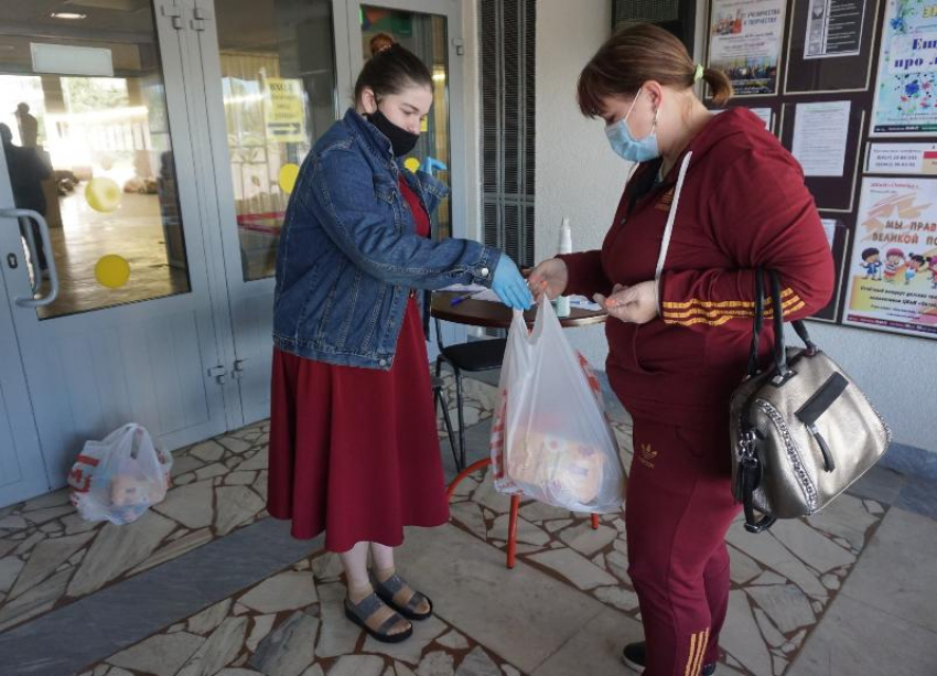 В Волжском малоимущие семьи получают продуктовые наборы