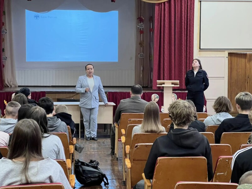 В школах Волжского подростков предостерегают от участия в схемах дропперства