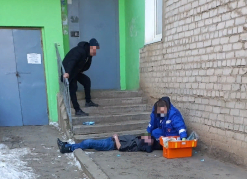 «Изо рта шла кровь»: 3 мужчины умирали у подъезда в Волжском