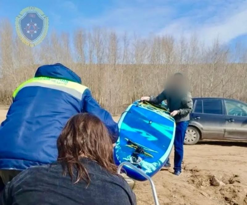Волжские спасатели вытащили из ледяной воды перевернувшихся сапбордистов