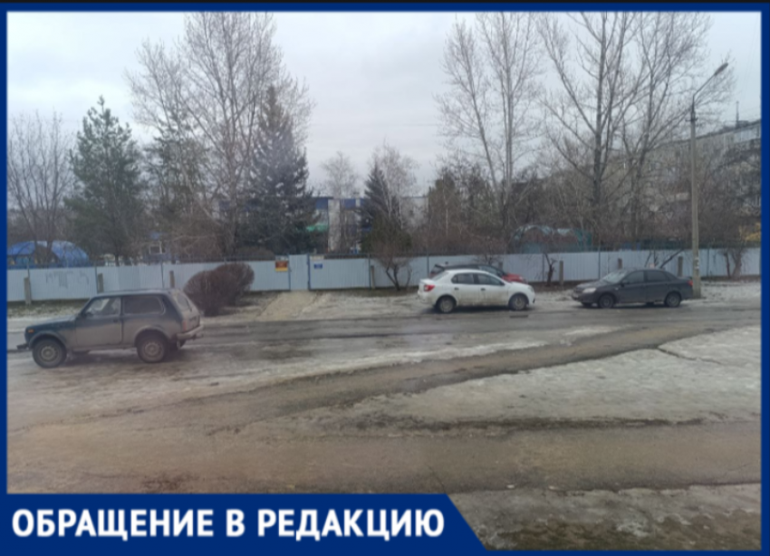 «Обещали, что такого не будет»: открытие семейного центра в Волжском превратило ближайшие дворы в сплошную парковку