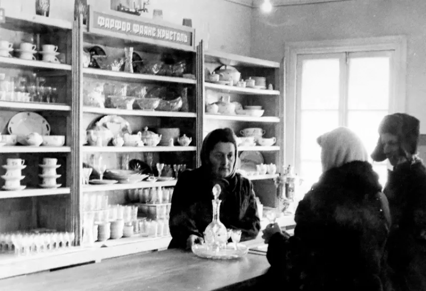 Как выглядели магазины в поселке Волжском 72 года назад