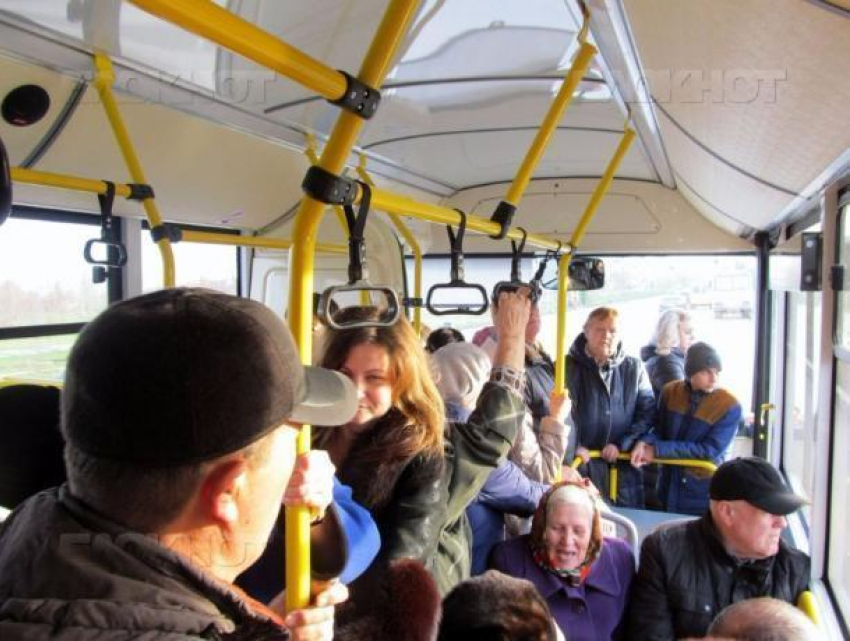 Раем для «прижимальщиков» и карманников назвали новые автобусы волжане