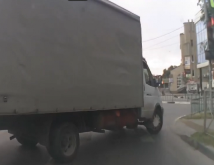 Хамство на грани ДТП: в Волжском «Газель» устроила прогулку по пешеходной дороге