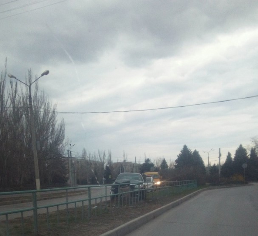 Влетел в ограждение на полной скорости: в Волжском из-за лихача перекрывали движение