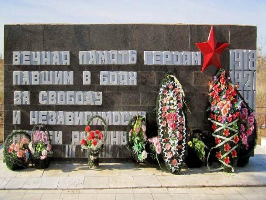 В Братской могиле поселка Краснооктябрьский захоронили останки со «старого» Погромного