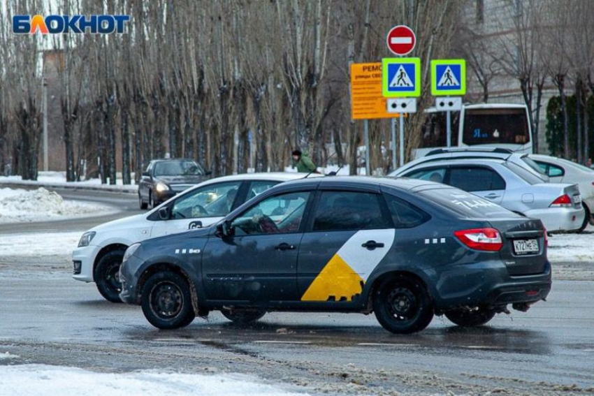 «Хватались за руль, заливали кровью салон»: волжский таксист рассказал о своей работе в профессиональный праздник 