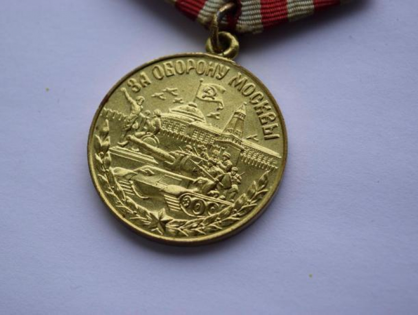 Волжским ветеранам вручили памятные награды
