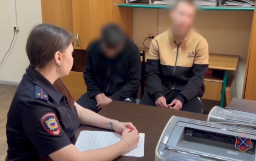 Сорвали флаг и бросили в реку: в Волгограде судимые подростки отправились в спеццентр за дерзкий поступок на мосту