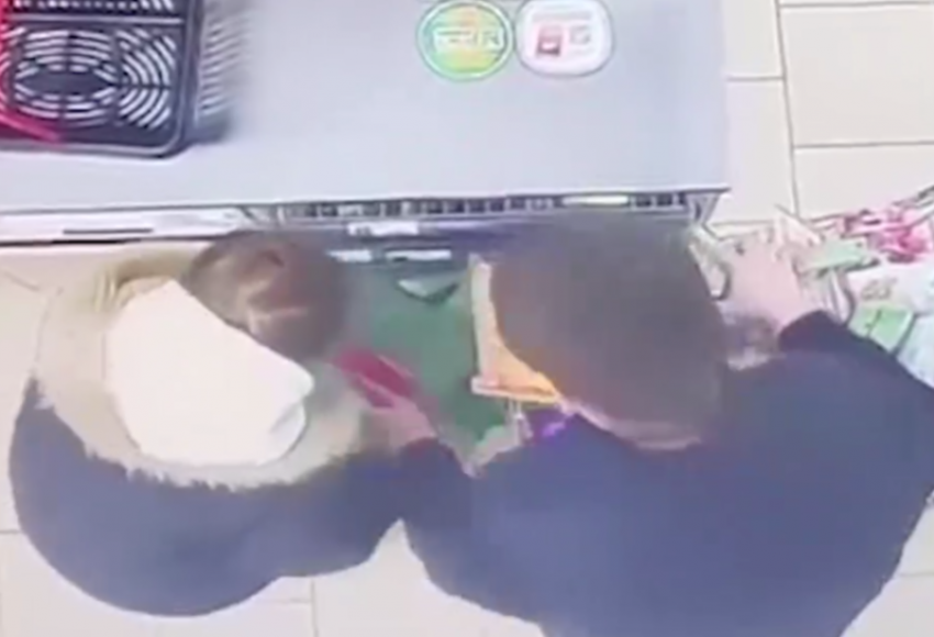 В Волжском молодые супруги пронесли мимо кассы продукты на 8 000 рублей, попав на видео