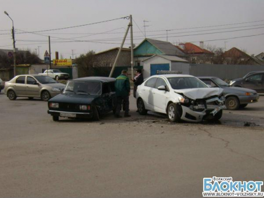В Волжском «Chevrolet Aveo» и «четверка» не поделили дорогу
