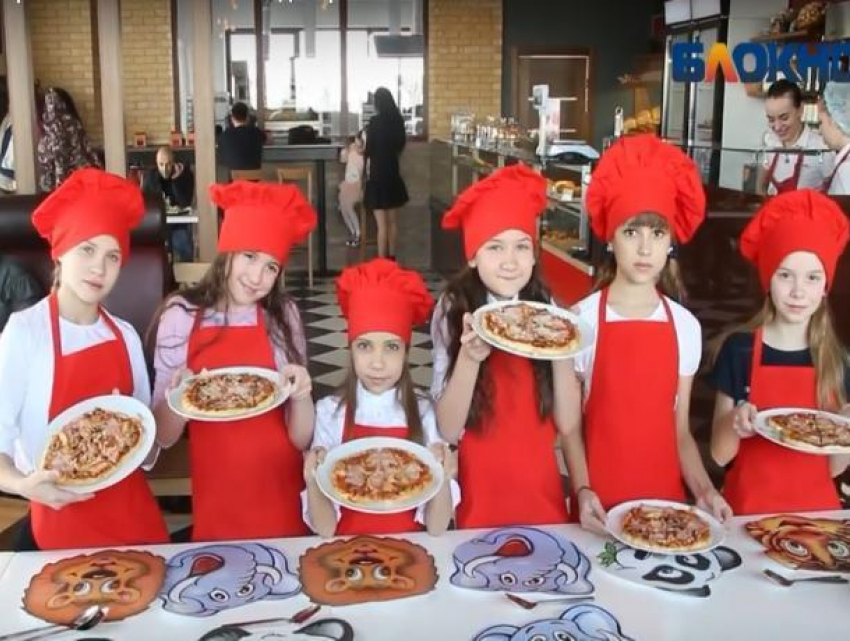 Юные красотки приготовили аппетитную пиццу в Волжском