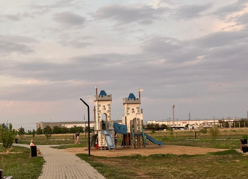 В Волжском в парке «Солнечный» отремонтировали опасную горку