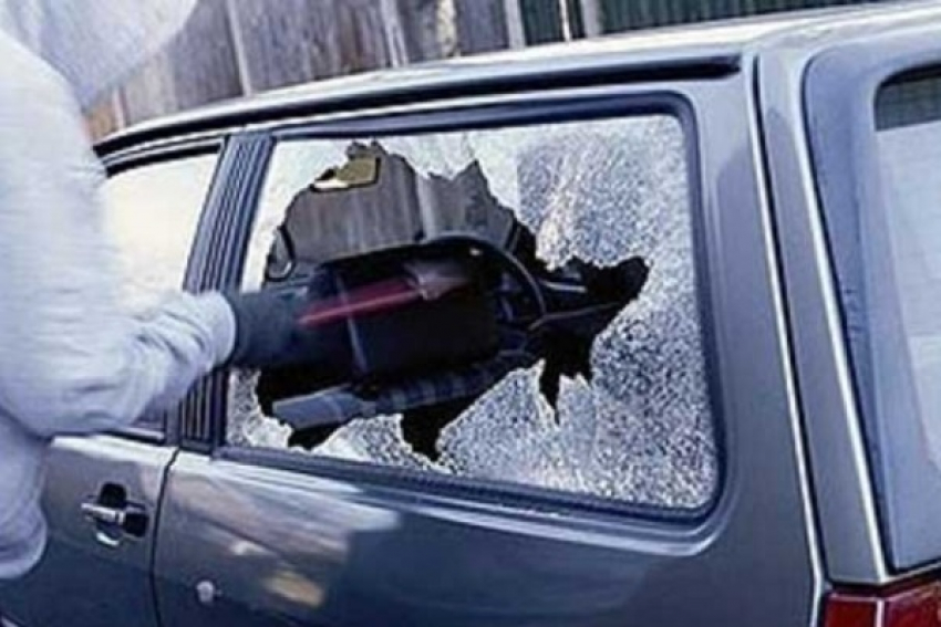 У волжского врача-травматолога два рецидивиста украли из автомобиля деньги и документы