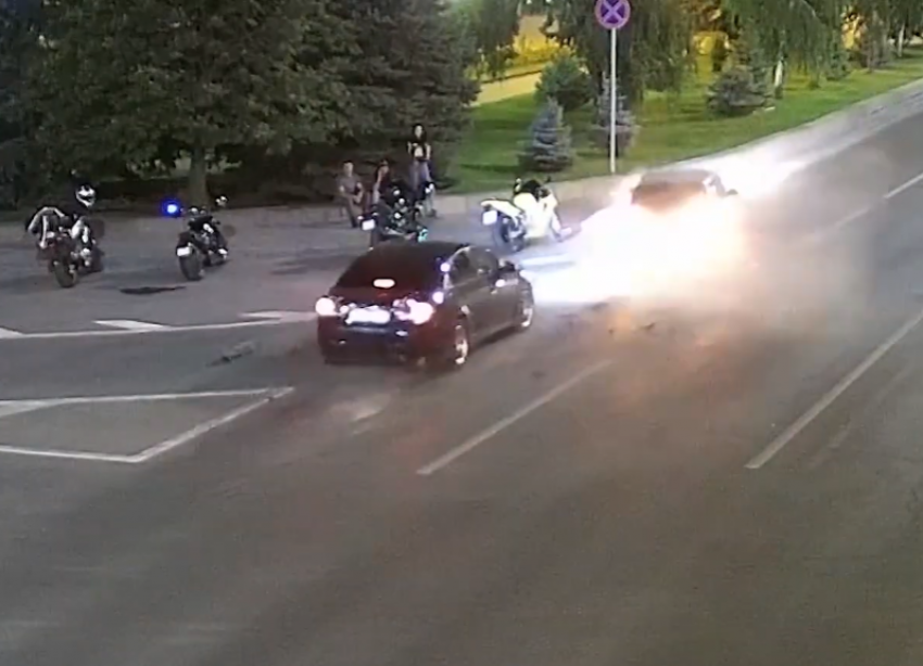ДТП в центре Волгограда попало на видео: трое пострадали 