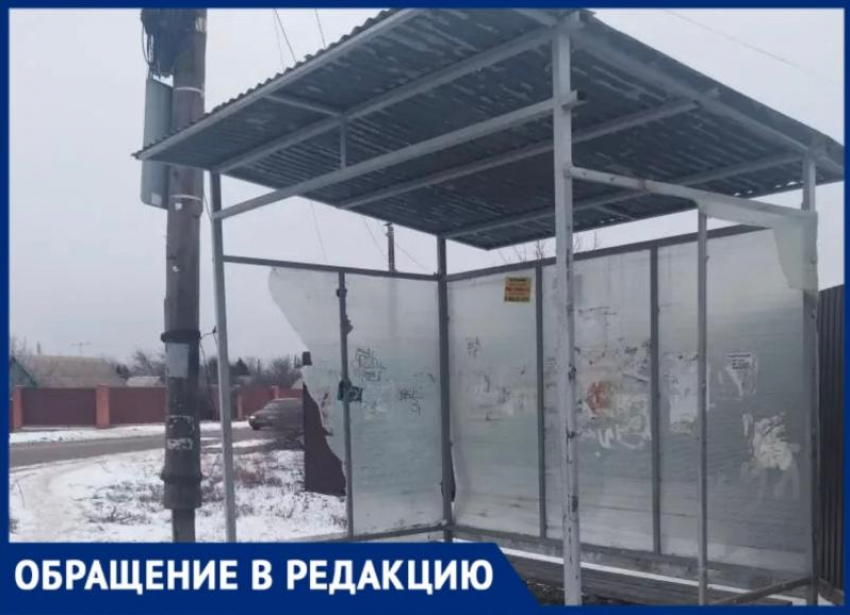 В Волжском на Зеленом разрушили остановку общественного транспорта