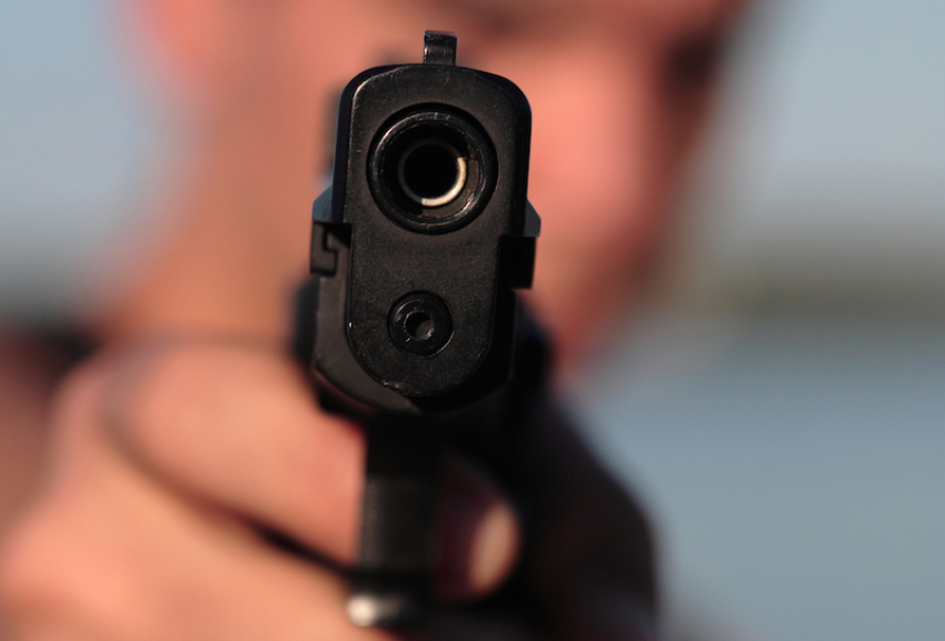 На юге Волгограда житель Дубовки угрожал пистолетом продавцу в магазине игрушек