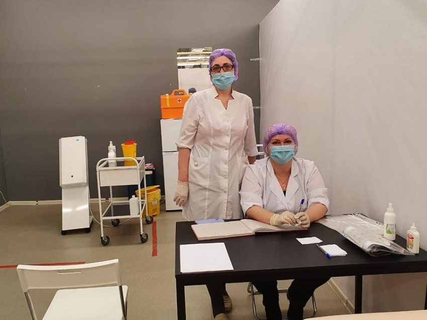 В двух торговых центрах Волжского открыли прививочные пункты от COVID-19