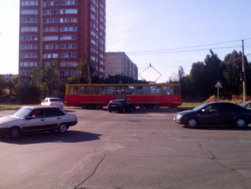 Стали известны подробности ДТП в Волжском с участием иномарки и трамвая