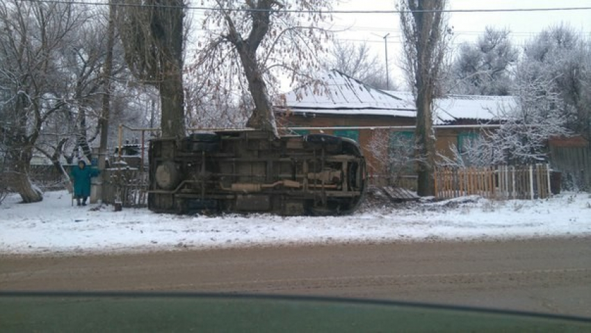 На юге Волгограда перевернулась пассажирская маршрутка