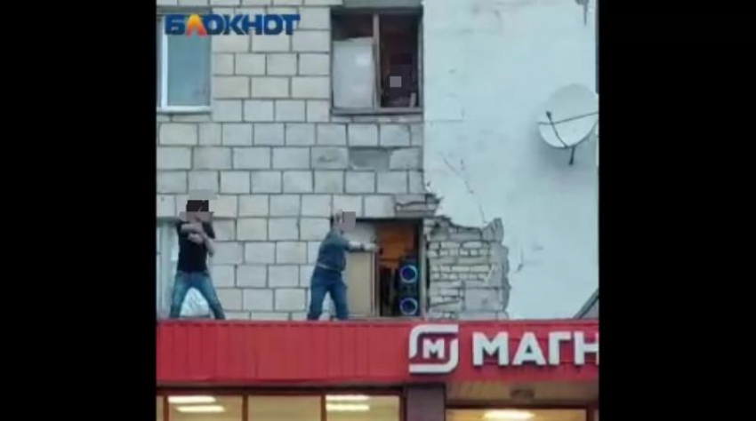 На крыше в Волжском жители устроили танцы на 9 день после теракта в «Крокусе»: видео