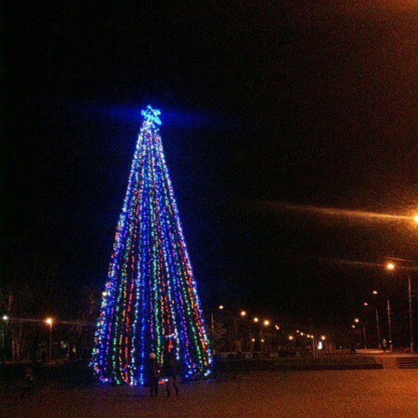 В Волжском на площади Ленина засверкала новогодняя красавица