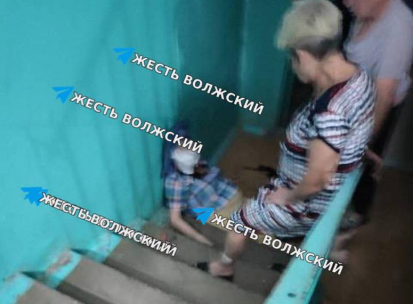 Женщина разбила голову на лестнице в подъезде с неработающим лифтом в Волжском