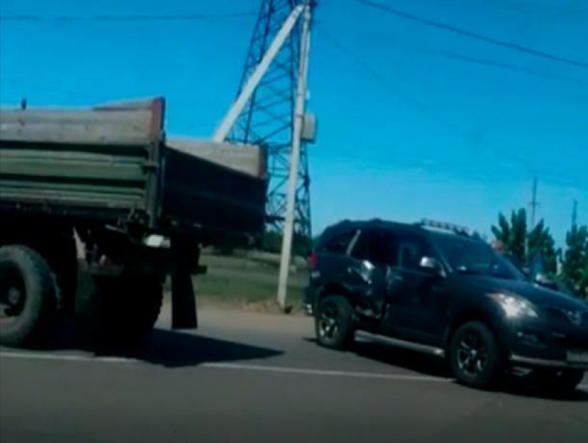 Дорогой внедорожник и грузовик не разъехались на перекрестке в Волжском