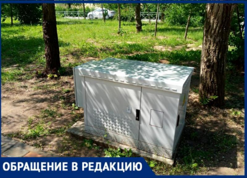 «Вместо газона в сквере поливают трансформаторную будку», - волжанка об увиденном