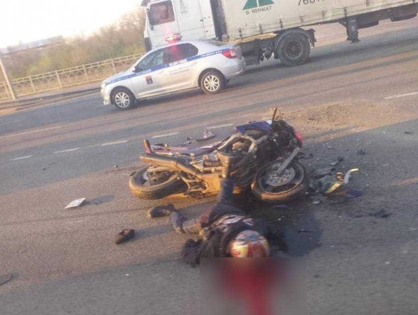 От столкновения с фурой погиб 25-летний мотоциклист