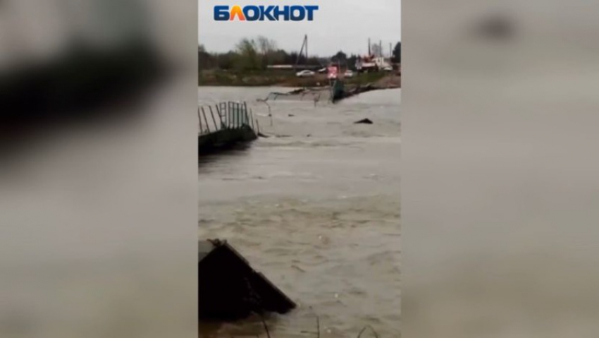 Жители изолированного поселка продолжают присылать видео утонувшего моста близ Волжского