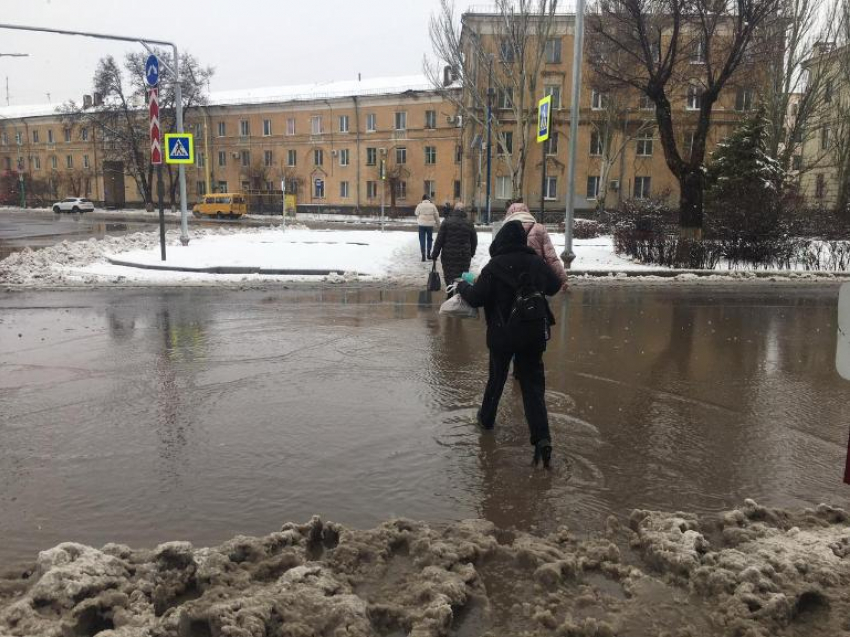 Волжский утопает в воде и снеге