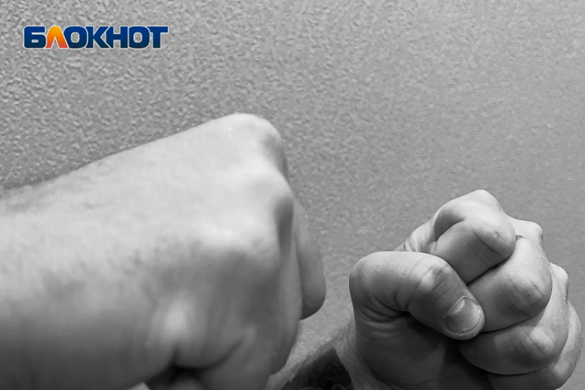 Волгоградец не сдержал эмоции и набросился на судебного пристава с кулаками