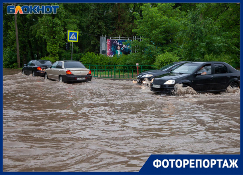 Перекрытые дороги, опасные проходы и потопы: что оставил после себя ливень в Волжском