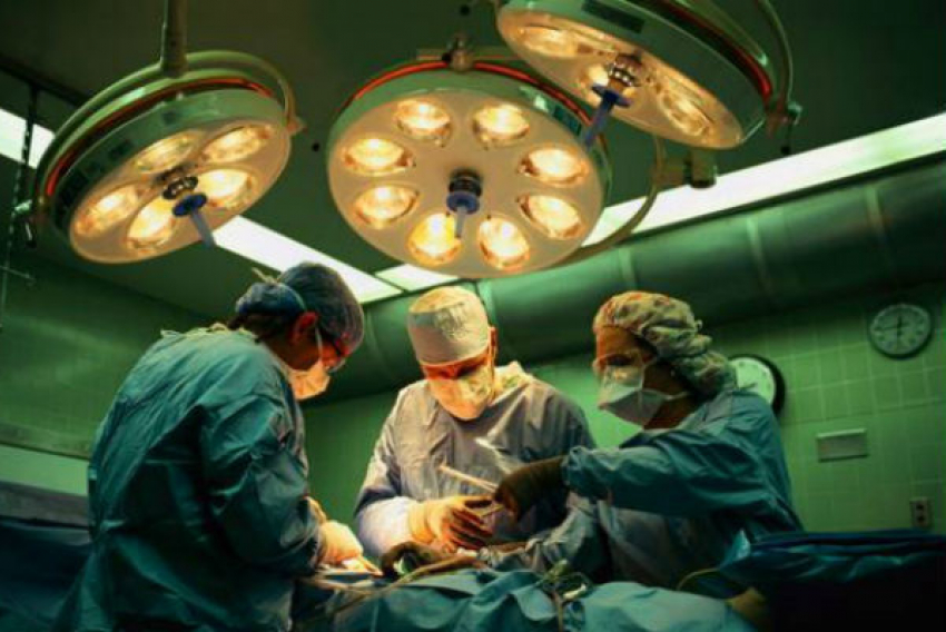 В Волжском хирурги первыми в России провели операцию по новой технологии