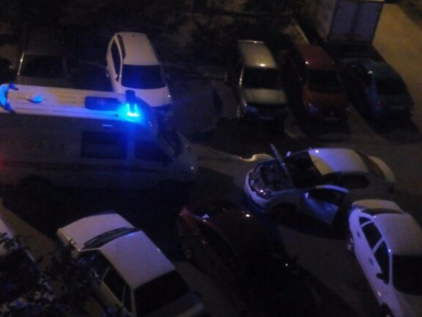 Таксист разыграл трагедию с поломкой авто, не пропустив машину скорой помощи в Волжском