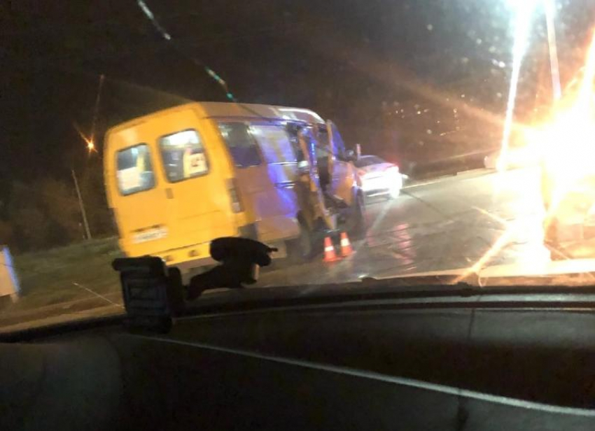 Водитель маршрутки врезался в трамвай в Волжском