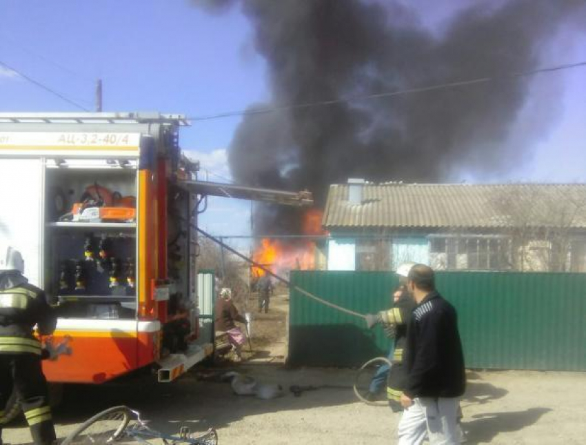 В частном секторе Волжского сгорел сарай