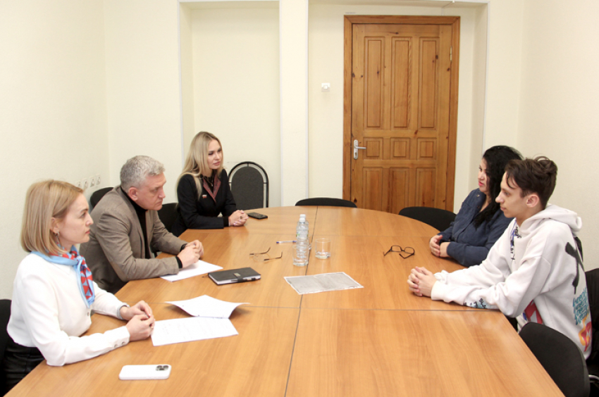 В Волжском депутаты выслушали матерей подростков с ОВЗ: будут ли решать проблемы