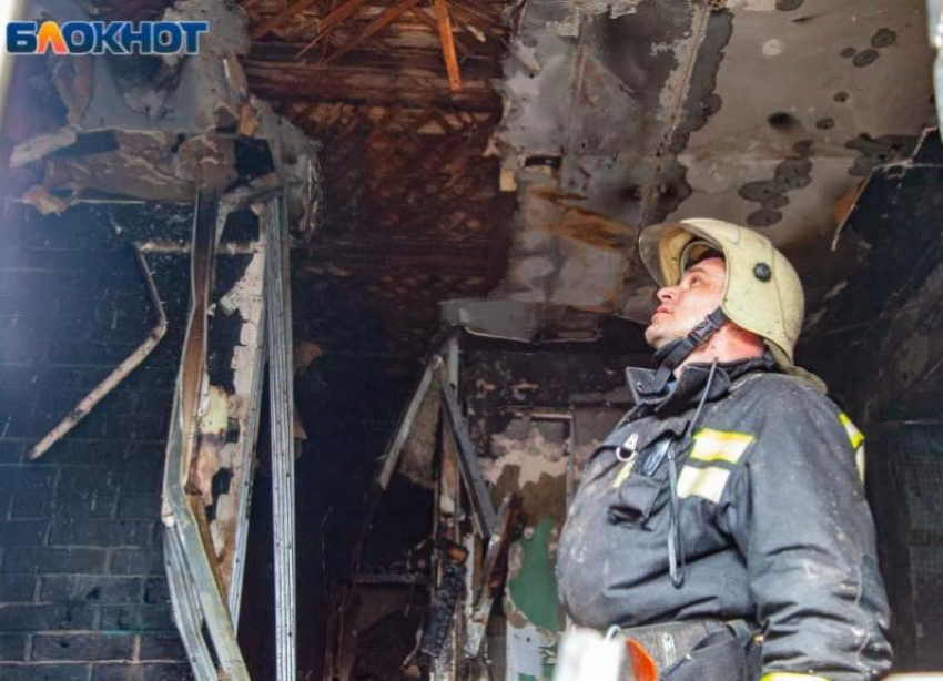 Горела двухэтажка под Волжским: огонь раскинулся на 2 постройки