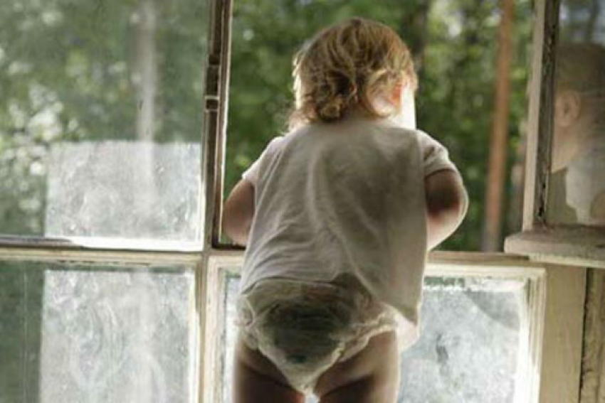 В Волгограде из окна первого этажа выпал годовалый ребенок 