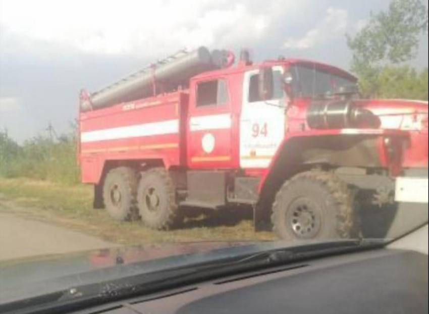 Экстренные службы разгребают завал на дороге под Волжским