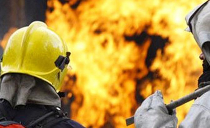 Деревянная парная бани полностью сгорела в посёлке Рабочем в Волжском