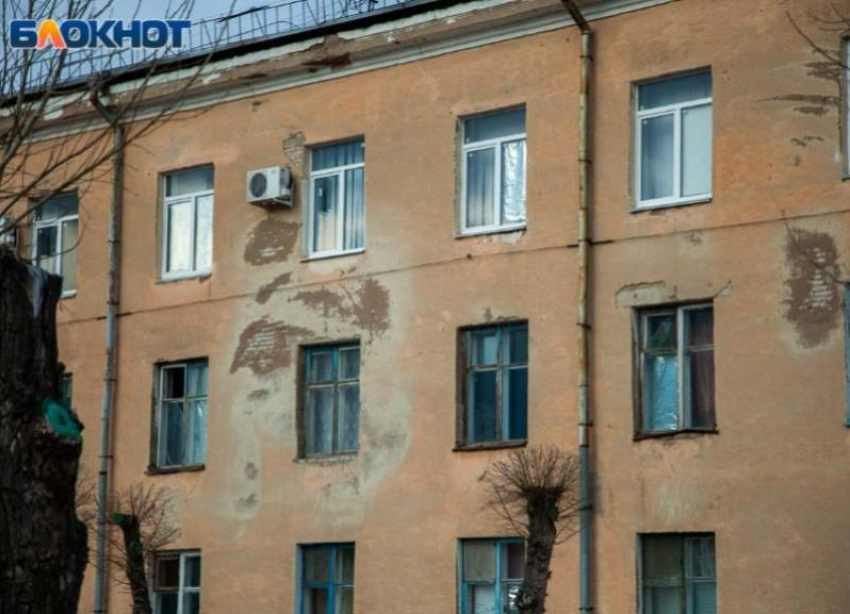 92-летняя бабушка выпала из окна квартиры на окраине Волгограда