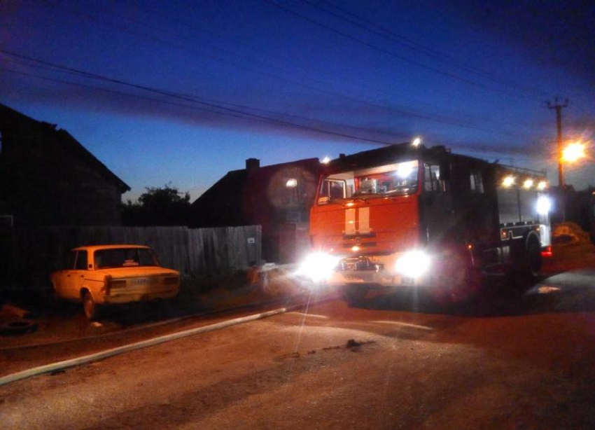 Ночной пожар под Волжским уничтожил дом