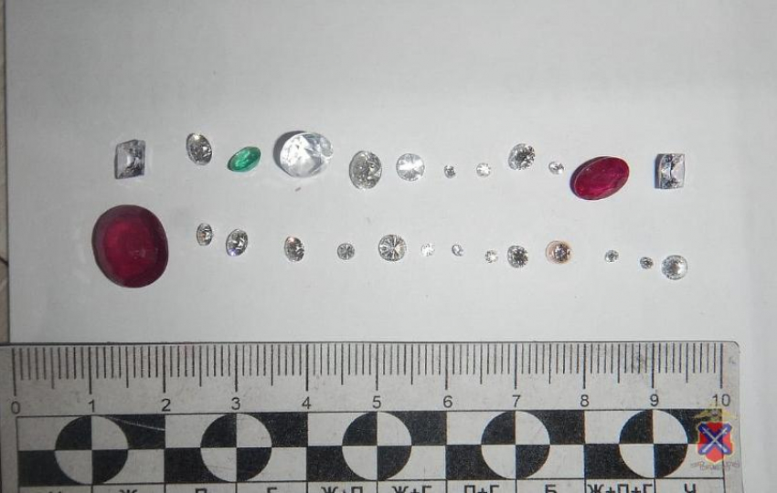 Банда домушников с «шпионским» арсеналом, грабившая элитные коттеджи Волжского, задержана оперативниками