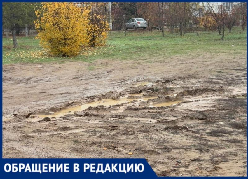 «Каждое утро – хаос и грязь»: родители бьют тревогу из-за отсутствия парковки у сада «Матрешка» в Волжском