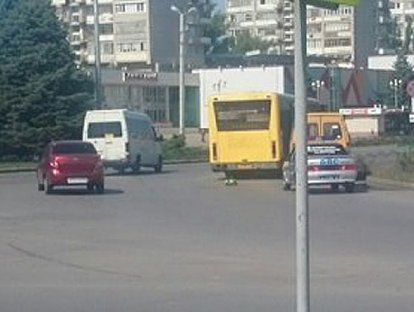 Маршрутка «притерла» автобус на оживленном перекрестке на площади Ленина в Волжском 