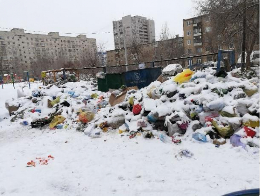 Волжане пожаловались на горы мусора во дворе по улице Королева